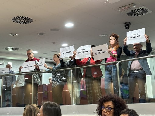 Arresto di Toti, la resa dei conti in Consiglio Regionale: “Questa legislatura è finita, è crollato un sistema di potere” Arresto di Toti, la resa dei conti in Consiglio Regionale: “Questa legislatura è finita, è crollato un sistema di potere”