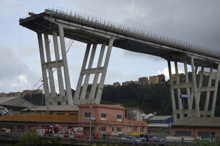 Crollo ponte Morandi, Autostrade per l’Italia: "L’infrastruttura era monitorata costantemente con tecniche altamente specializzate" Crollo ponte Morandi, Autostrade per l’Italia: "L’infrastruttura era monitorata costantemente con tecniche altamente specializzate"