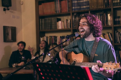 VenerdIndie - Colzani, il fresco talento che piace alle playlist di Spotify: "Amo le canzoni sincere"