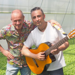 “Sciacca e gîa”: Denei canta l'amore per il pesto “Sciacca e gîa”: Denei canta l'amore per il pesto