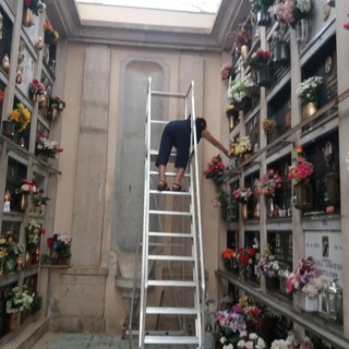 Cimitero di Palmaro, le scale nuove sono più pericolose di quelle sostituite