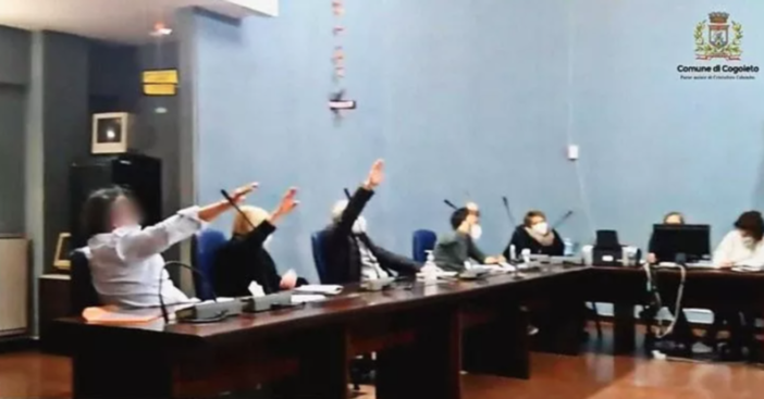 Saluto fascista in aula il Giorno della Memoria, "il fatto non sussiste": assolti tre ex consiglieri di Cogoleto Saluto fascista in aula il Giorno della Memoria, "il fatto non sussiste": assolti tre ex consiglieri di Cogoleto