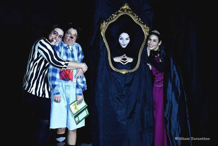 Anche se sei stato cattivo, la cena te la serviamo noi. Lo spettacolo a Palazzo Imperiale che ribalta la visione dei cattivi