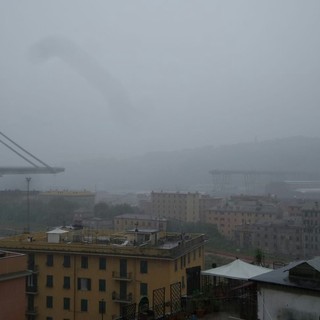 &quot;Motorway bridge collapse in Italy&quot;: la sciagura fa il giro del mondo