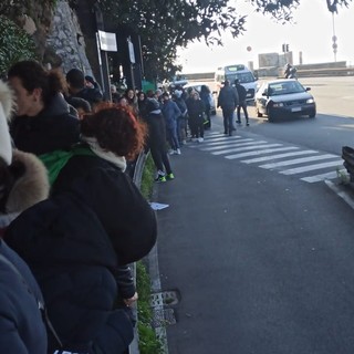 Passaporti, code davanti alla questura: “Persone in attesa da tre settimane” Passaporti, code davanti alla questura: “Persone in attesa da tre settimane”