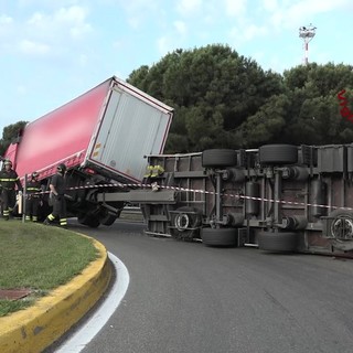 Cornigliano: autotreno si ribalta, l'intervento dei Vigili del Fuoco (VIDEO)