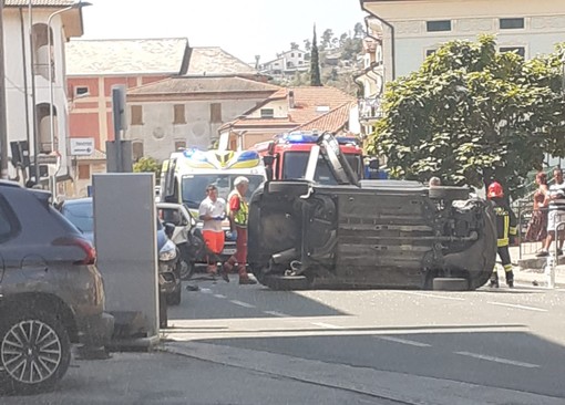 Auto ribaltata a Casarza Ligure, automobilista incastrato nel mezzo