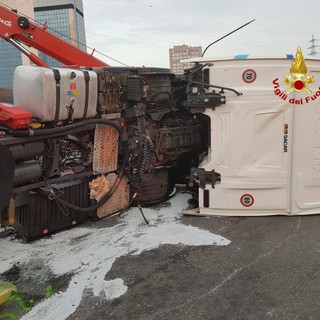 Camion ribaltato: concluse le operazioni di bonifica (VIDEO)