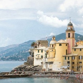 Camogli: un capriolo approfitta della spiaggia deserta e fa il bagno [VIDEO]