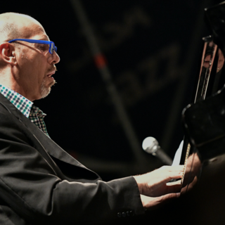 Il grande pianista Dado Moroni racconta la storia del jazz a Villa Pagoda