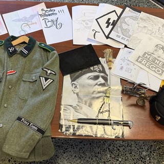 Propaganda neofascista, due minorenni di Genova perquisiti: trovati materiali delle SS e inneggianti al Duce