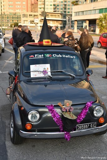 Al Gaslini la Befana arriva su una fiammante Fiat 500 d'epoca