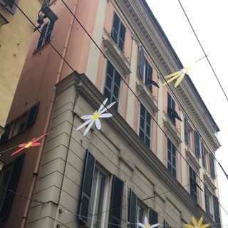 Forte vento, le decorazioni dedicate a Euroflora si staccano in via XXV Aprile