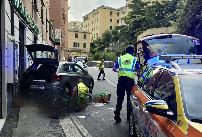 Tragedia a Borgoratti, donna muore travolta da un’auto posteggiata senza freno a mano