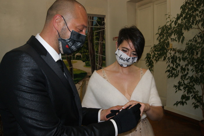Genova, riprendono i matrimoni: mascherine "Love", diretta con smartphone e penna portata da casa