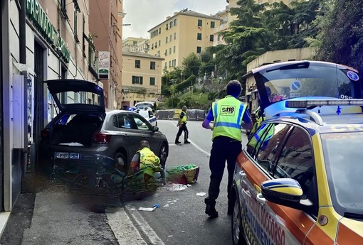 Tragedia a Borgoratti, donna muore travolta da un’auto posteggiata senza freno a mano