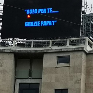 &quot;Grazie Papà!&quot;: a Genova un ringraziamento speciale, ma a chi?