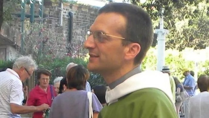 Don Giulio Mignani non arretra: “Là dove c’è un amore profondo, va benedetto”