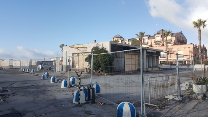 Corso Italia, entro Natale aprirà un locale al posto dell’autolavaggio abbandonato da dieci anni