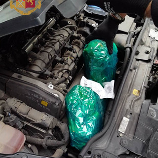 Droga: sequestrati 2,5 kg di marijuana nascosti nel motore di un'auto