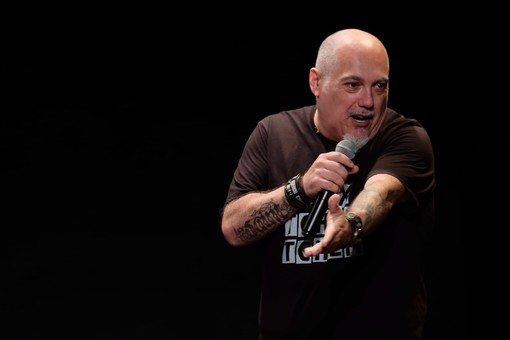 &quot;Non è uno scherzo&quot;, Daniele Raco arriva al teatro Duse con uno spettacolo benefico