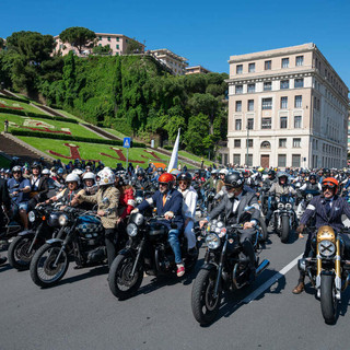 Moto d’epoca e abiti vintage per beneficienza: torna la sfilata benefica del Distinguished Gentleman’s Ride