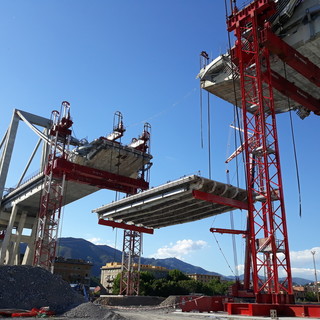 Demolizione Ponte Morandi: giù la trave tra le pile 10 e 11
