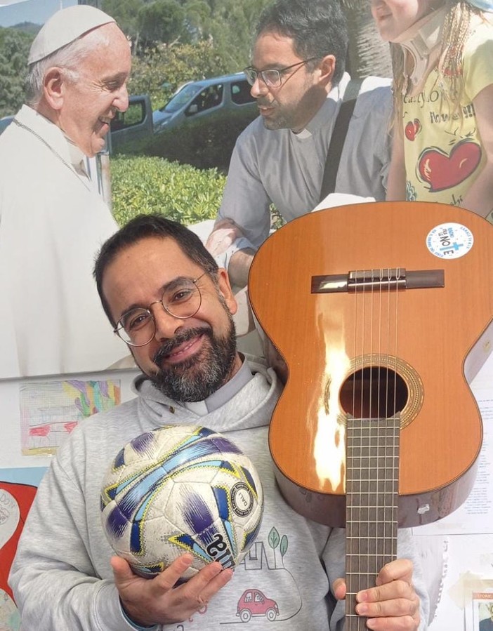 Scende in campo anche Don Fiscer, prete rock, per convincere ad acquistare i biglietti del calcio benefico per la Gigi Ghirotti