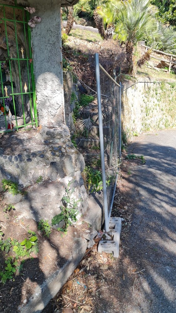 Pegli: Villa Banfi e quel contorno di degrado che è ottimistico chiamare ancora parco (Foto) Pegli: Villa Banfi e quel contorno di degrado che è ottimistico chiamare ancora parco (Foto)