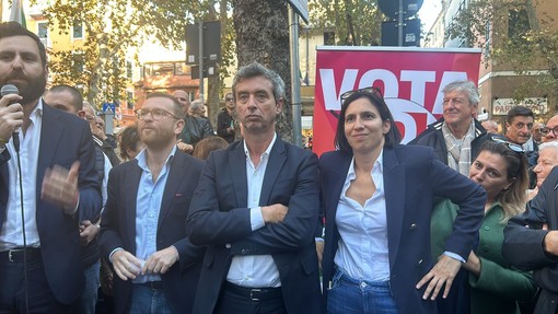 Elly Schlein a Sestri Ponente arringa la piazza gremita: “Non ci stiamo a una sanità a misura di portafoglio, servono cure per tutti” Elly Schlein a Sestri Ponente arringa la piazza gremita: “Non ci stiamo a una sanità a misura di portafoglio, servono cure per tutti”