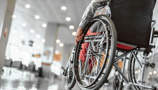 Il papà che si batte per i diritti dei bimbi disabili denuncia: “Mancano ancora le vetture per il trasporto, servono garanzie sul servizio essenziale”