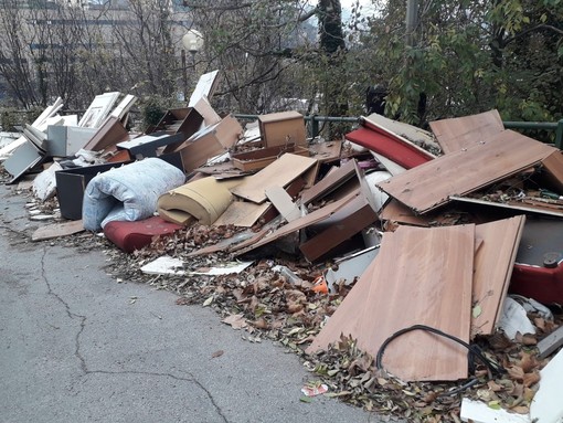 Bolzaneto: elettrodomestici e mobilio nella discarica abusiva di Via Albisola Bolzaneto: elettrodomestici e mobilio nella discarica abusiva di Via Albisola