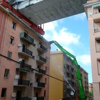 Ponte Morandi: iniziata la demolizione del civico 10 di Via Porro (VIDEO)