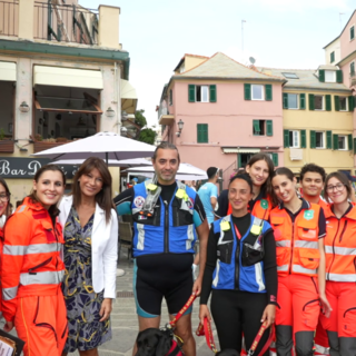 Boccadasse, inaugurato il nuovo defibrillatore con esercitazione in mare (foto e video) Boccadasse, inaugurato il nuovo defibrillatore con esercitazione in mare (foto e video)