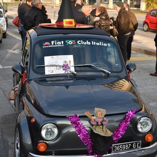 Al Gaslini la Befana arriva su una fiammante Fiat 500 d'epoca