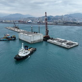 La posa dei cassoni per la nuova diga di Genova La posa dei cassoni per la nuova diga di Genova