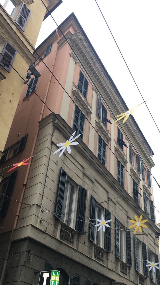 Forte vento, le decorazioni dedicate a Euroflora si staccano in via XXV Aprile