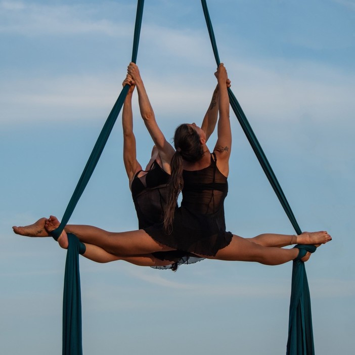 ‘Tela sospesa’ anima i cieli di Genova, ai giardini Lamboglia lo spettacolo che inaugura ‘Ridere d’agosto…ma anche prima’ ‘Tela sospesa’ anima i cieli di Genova, ai giardini Lamboglia lo spettacolo che inaugura ‘Ridere d’agosto…ma anche prima’