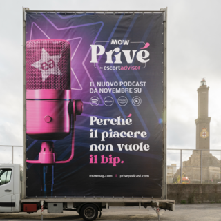 Cosa ci fa un gigantesco microfono rosa in giro per Genova?