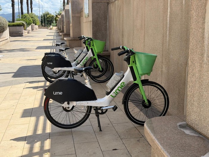 Alcune biciclette a pedalata assistita parcheggiate sul lungomare di Pegli Alcune biciclette a pedalata assistita parcheggiate sul lungomare di Pegli