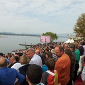 Europei di canottaggio 2026 a Varese: un'orchestra su un pontile galleggiante e uno spettacolo di giovanissimi atleti per una cerimonia d'apertura indimenticabile Europei di canottaggio 2026 a Varese: un'orchestra su un pontile galleggiante e uno spettacolo di giovanissimi atleti per una cerimonia d'apertura indimenticabile