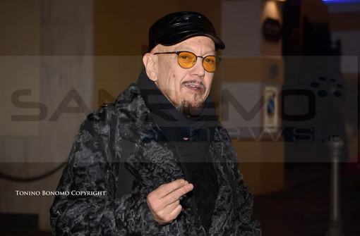 Enrico Ruggeri al suo arrivo mercoledì a Sanremo e, sotto, il post su Facebook Enrico Ruggeri al suo arrivo mercoledì a Sanremo e, sotto, il post su Facebook