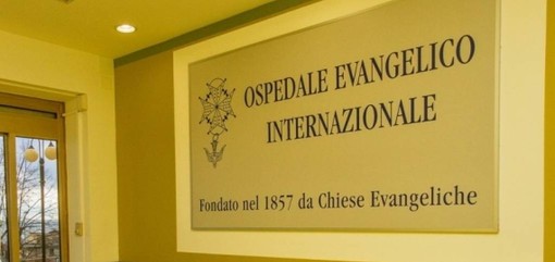 L'ingresso dell'Ospedale San Carlo di Voltri, gestito dal 2011 dall'Evangelico