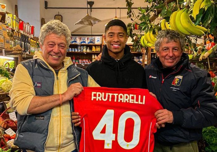 Genoa, Salcedo in centro storico incontra i tifosi. L’abbraccio con “I fruttarelli” di via San Bernardo