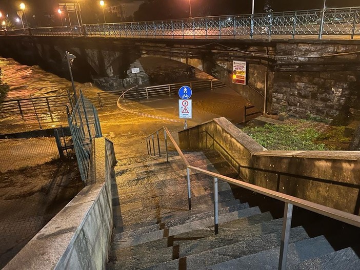 Maltempo, esonda nella notte il fiume Entella: polemiche sui nuovi pennelli per la difesa del litorale Maltempo, esonda nella notte il fiume Entella: polemiche sui nuovi pennelli per la difesa del litorale