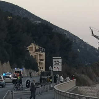 Bambino di 4 anni cade dalla finestra a Finale Ligure: trasportato con l'elisoccorso al Gaslini