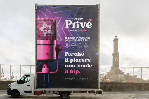 Cosa ci fa un gigantesco microfono rosa in giro per Genova?