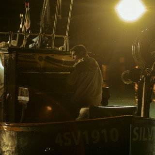 Emanuele Fasano, al largo di Alassio, sotto la pioggia battente: il video del nuovo brano “Note in tempesta”