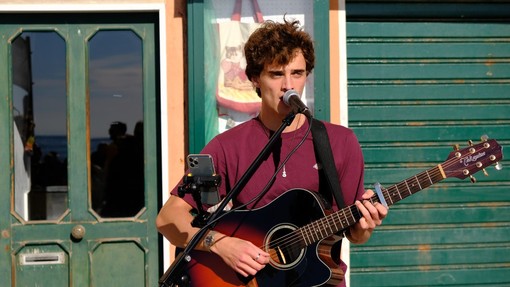 La musica che ci gira intorno - Ema, il sogno dei vent’anni per le strade del mondo: “La musica è condivisione, non rumore”