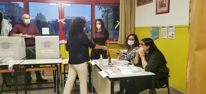 Elezioni 2022, ecco i primi dati sull'affluenza. In provincia di Genova alle 12 ha votato il 21,96% degli aventi diritto Elezioni 2022, ecco i primi dati sull'affluenza. In provincia di Genova alle 12 ha votato il 21,96% degli aventi diritto